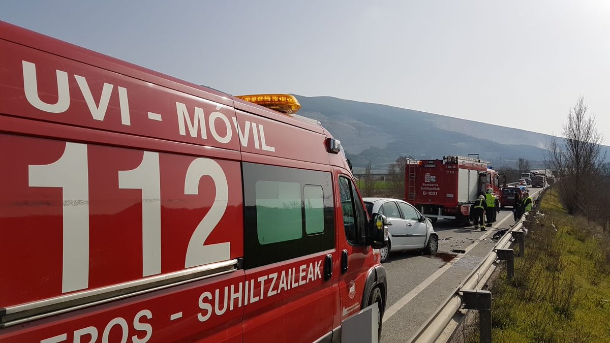 Bi lagun erreskatatu dituzte, auto istripua izan ondoren