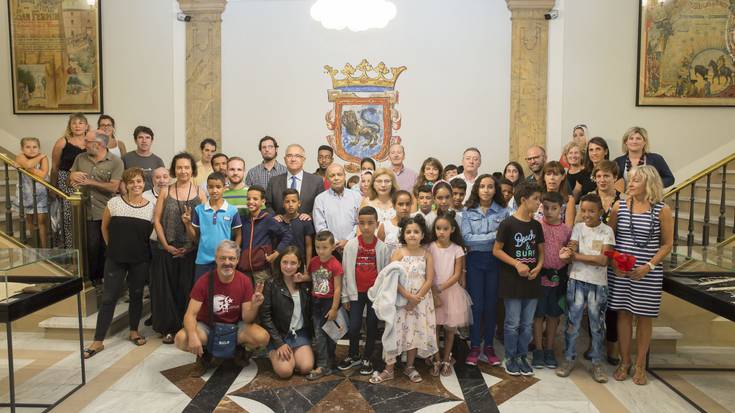 Uda Nafarroan pasatzen ari diren Saharako haurrei harrera egin die Iruñeko Udalak