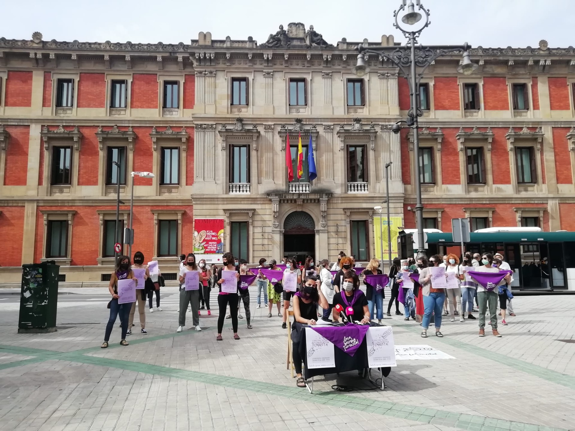 Navarra Sumak galarazi du parlamentuak babesa ematea epaitegian deklaratzera deituta dagoen feministari