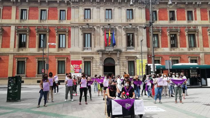 Navarra Sumak galarazi du parlamentuak babesa ematea epaitegian deklaratzera deituta dagoen feministari