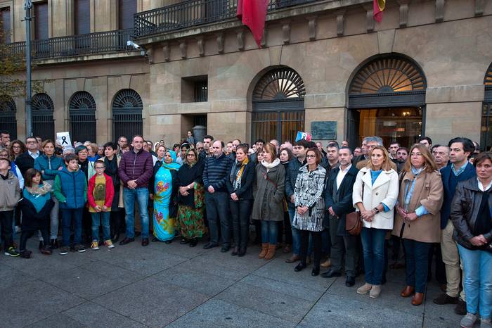 Elkarretaratzeak eginen dituzte gaur Iruñean Parisko atentatuak gaitzesteko