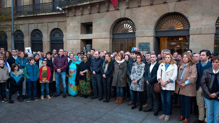 Elkarretaratzeak eginen dituzte gaur Iruñean Parisko atentatuak gaitzesteko