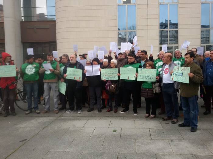 Hipoteka exekuzioak bertan behera uzteko exijitu du Plataformak