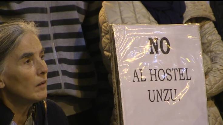 Unzuko hotelaren kontrako protesta egin dute Alde Zaharreko auzokideek