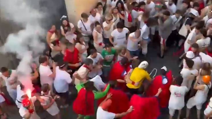 Zezenik gabeko entzierro garbi eta festazalea izan da gaur