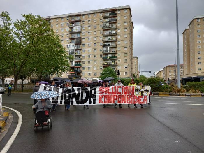 Sanduzelaiko biribilgunearendako konponbidea eskatu dute kalean bizilagunek