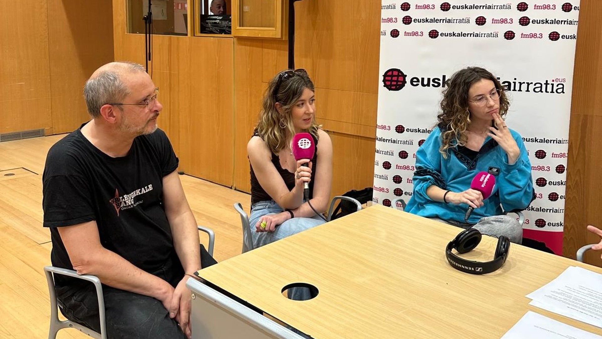 Joseba Beramendi, Sarai Robles eta Claudia Rodriguez: "Mirestekoak dira zerotik euskara ikasten dutenak"