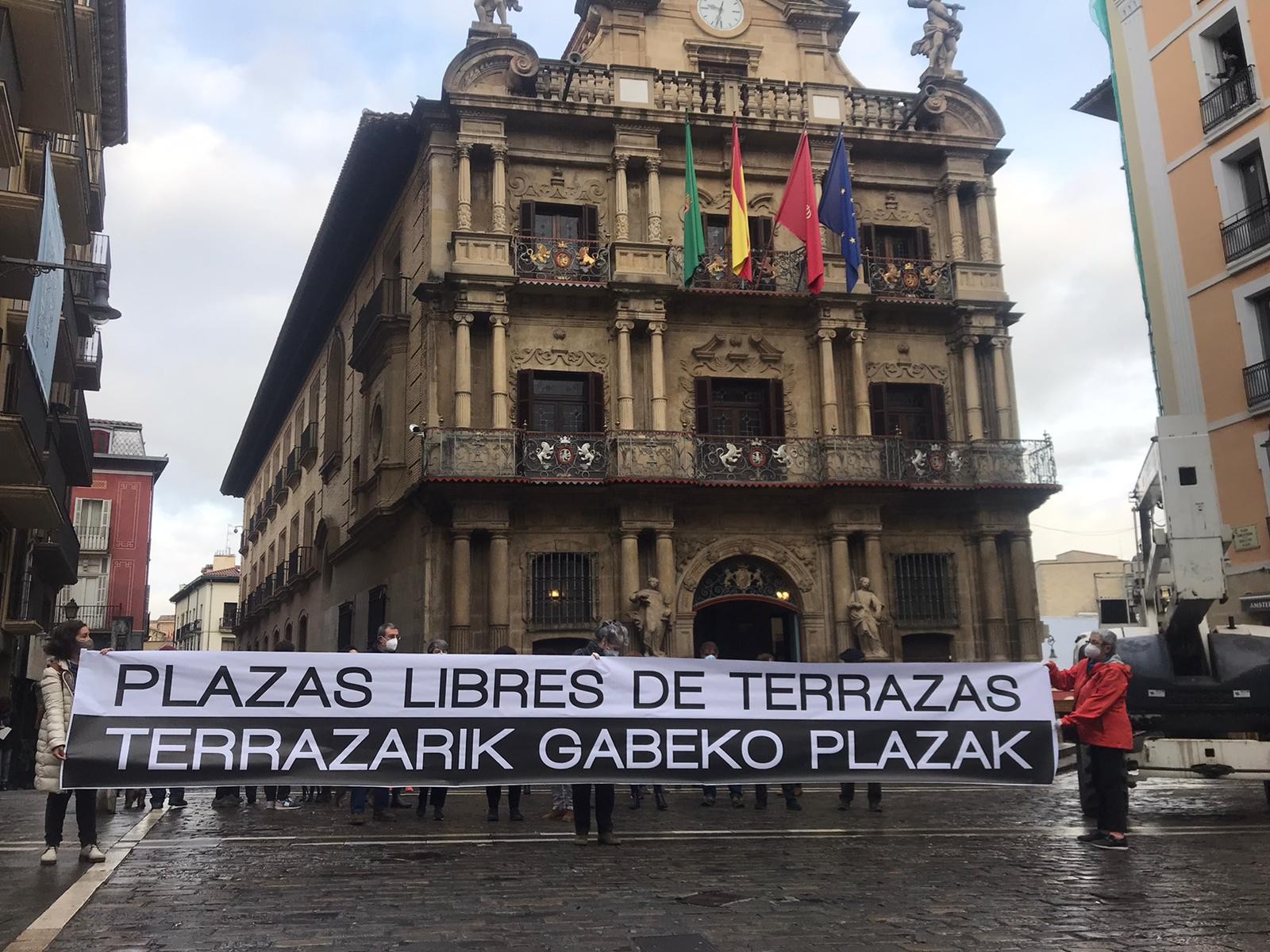 “Terrazarik gabeko plazak” eskatu dituzte
