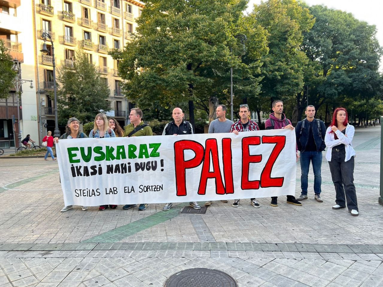 PAI ereduaren «inposaketa» salatu dute sindikatuek, eta D ereduan ikasteko eskubidea aldarrikatu