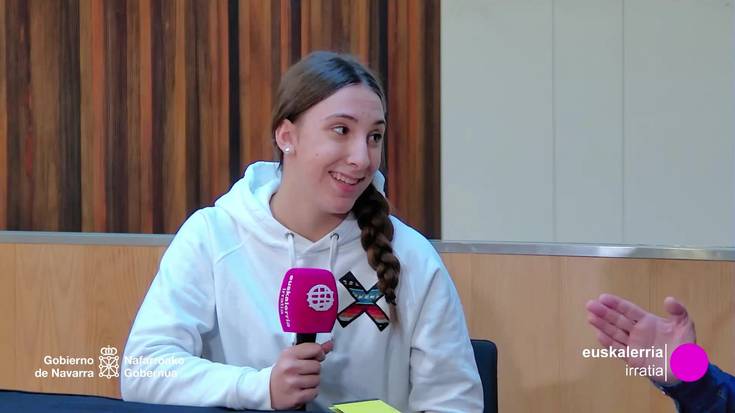 Mugikorra egunean bataz beste bi ordu eta sei ordu erabiltzen dituzten bi gazte parez pare