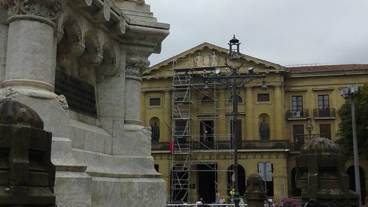 Gobernuaren egoitzatik ereinotz koroa kentzeko lanak abian dira