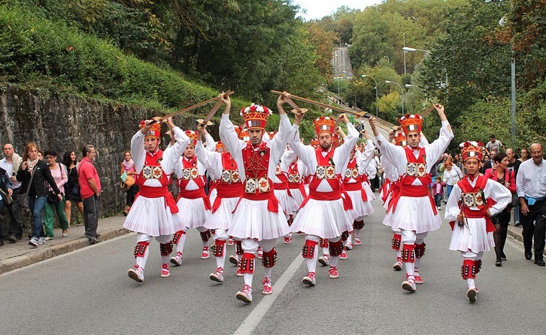 Erraldoien konpartsa, dantzariak, musikariak eta La Pamplonesaren emanaldiak Iruñeko Udalaren ekarpena San Fermin Txikirako
