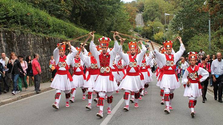 Erraldoien konpartsa, dantzariak, musikariak eta La Pamplonesaren emanaldiak Iruñeko Udalaren ekarpena San Fermin Txikirako