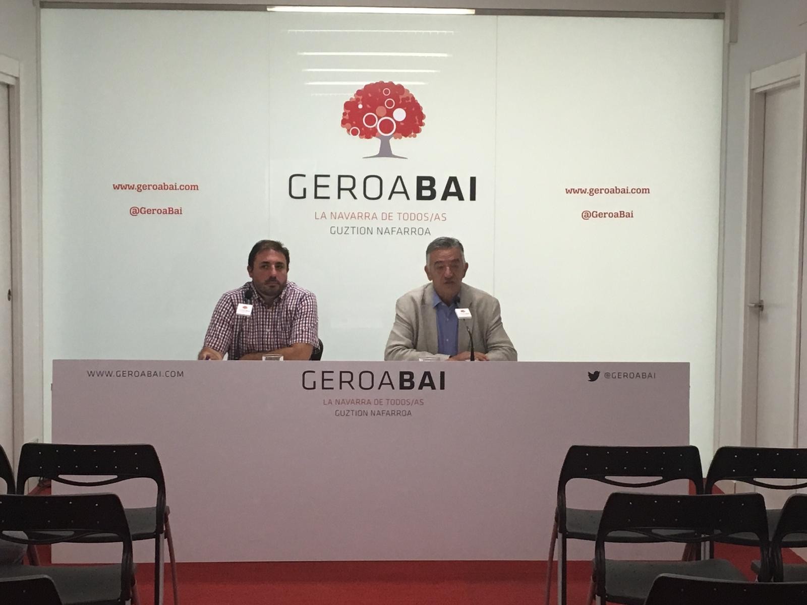 PSNri eskua luzatuta segitzen du Geroa Baik