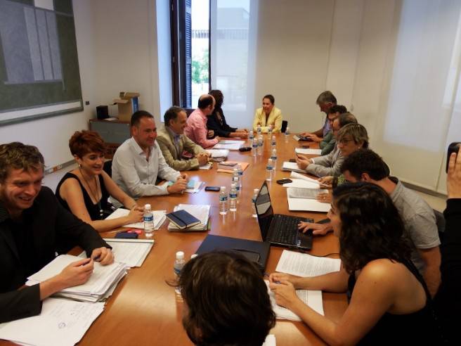 Lan eskaintza publikoa eztabaidagai, akordio programatikoaren segimendu batzarrean