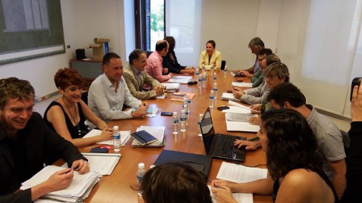 Lan eskaintza publikoa eztabaidagai, akordio programatikoaren segimendu batzarrean