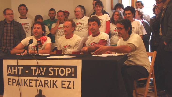 Yolanda Barcinari tartak igurtzi ziotenek epaiketa bertan behera uzteko exijitu eta AHTaren lanak gelditzea eskatu dute