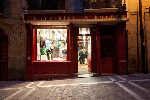 Bederatzi jai egunetan irekiko dute dendek 2016an