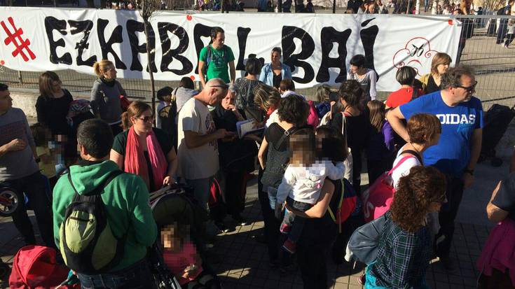 Laugarren gela bat irekitzeko sinadura bilketa hasi dute Ezkabako gurasoek