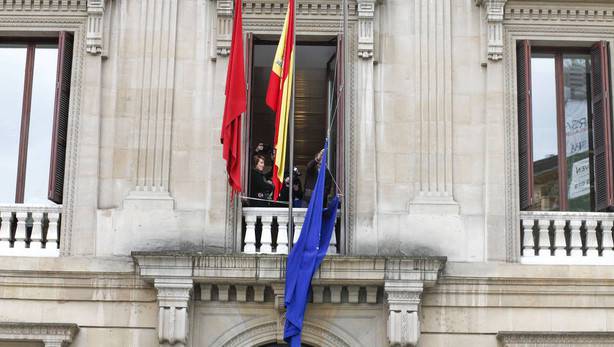 Europako bandera ipini gabe jarraituko du parlamentuak