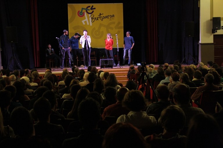 Gaur, bertso saio musikatua