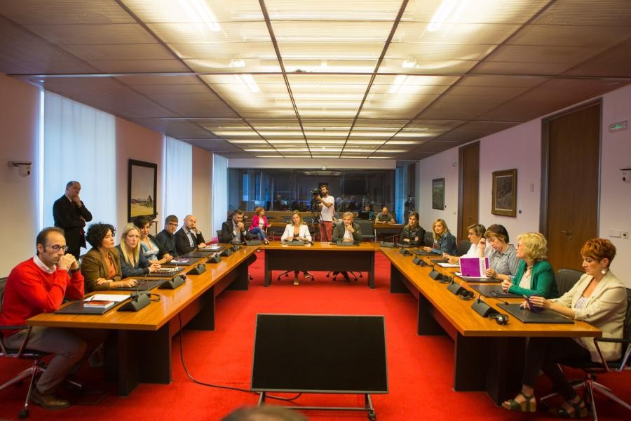 Erlijio ikasgaiaren ordutegia ahalik eta gehien murrizteko eskatu dio parlamentuak gobernuari