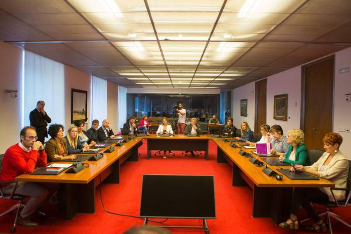 Erlijio ikasgaiaren ordutegia ahalik eta gehien murrizteko eskatu dio parlamentuak gobernuari