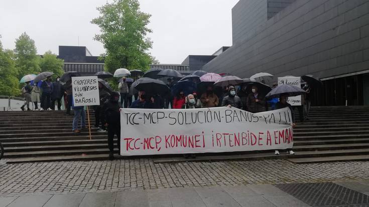 TCC enpresak villavesa gidarientzako komunak murriztu nahi dituela salatu dute langileek