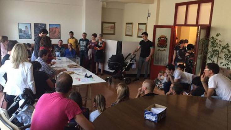 Oteizak galdeketa bidez erabaki du eremu mistoan sartzea