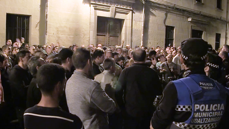 Babesa adierazi diote asteburuan eraso egin zioten Alde Zaharreko tabernariari