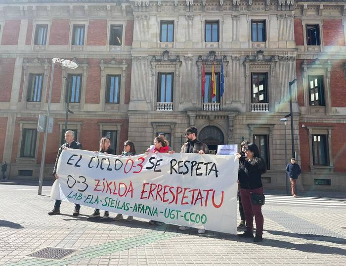 Hezkuntza alorreko sindikatuek "aldebakartasunez" aritzea leporatu diote Gimenori