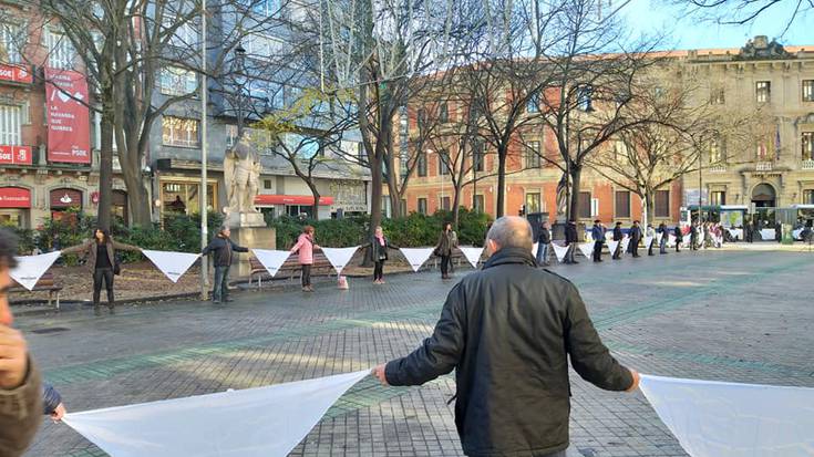 Sakabanaketarekin bukatzea eskatu du Etxeratek Giza Eskubideen Nazioarteko Egunean