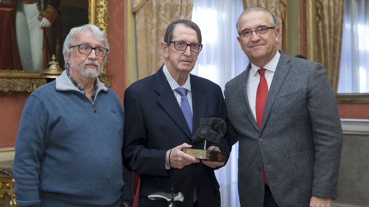 Gabriel Inbuluzketa kazetariak jaso du 2019ko Txondorra-egur ikatza saria