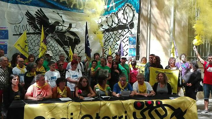 Migrazio politikak salatu eta migratzaileei harrera egiteko tokiko dinamiketan parte hartzeko deia zabaldu du 'Mugak Zabalduz' karabanak 