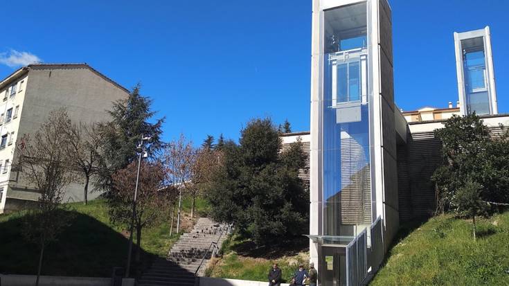 Etxabakoizko igogailuaren matxurengatik azalpenak eskatuko ditu Iruñeko Udalak