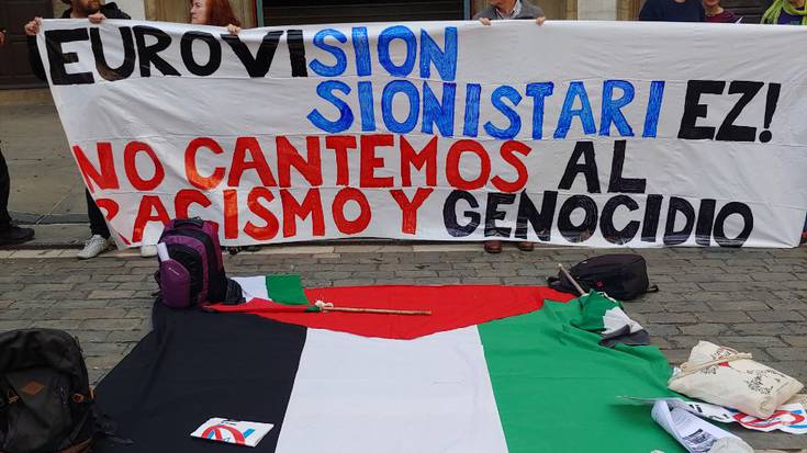 Palestinarrei elkartasuna adierazteko elkarretaratzea egin dute Iruñean