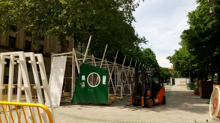 Tonbola muntatzen ari dira jada