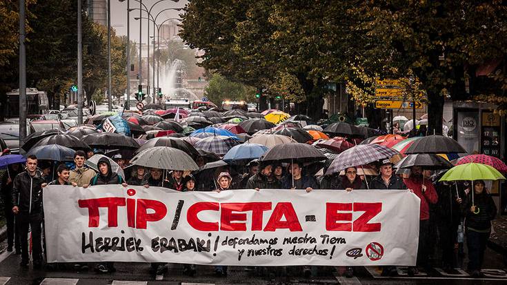 TTIP eta CETA akordioen kontra Iruñeko kaleak hartu dituzte ehunka herritarrek
