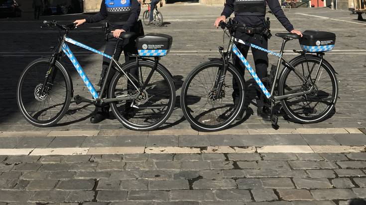 Udaltzainak bizikleta gainean Iruñean