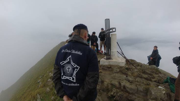 Orhi mendian gurutzea jarri du Frantziako eskuin muturreko talde batek