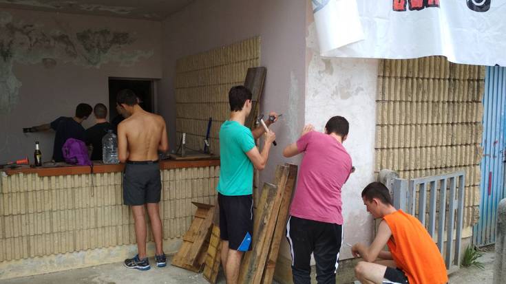 Gaztetxea okupatu dute Burlatan