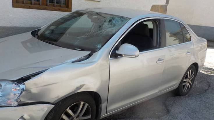 Txirrindulari bat hil da Agorretan auto batek harrapatuta