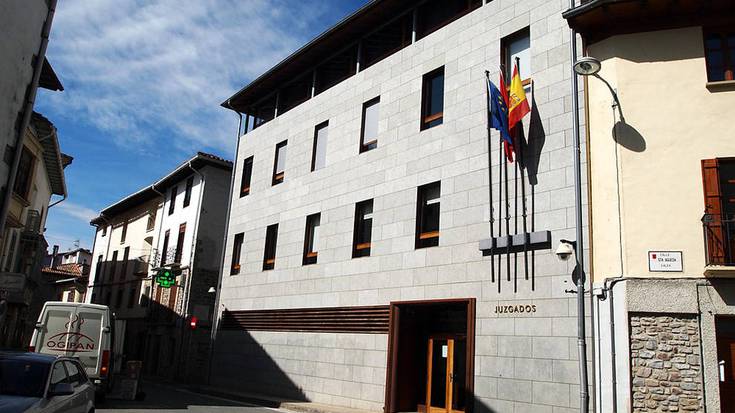 Industrialdeetan lapurretak egiteaz akusatutako 23 pertsonaren kontrako epaiketa zabaldu da