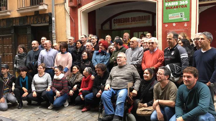 Lanean ari diren baina pobreak direnei laguntza ematen die Paris 365 ekimenak