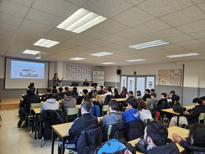 Donapeako ikasleek euskarazko eskaintza urria salatu dute