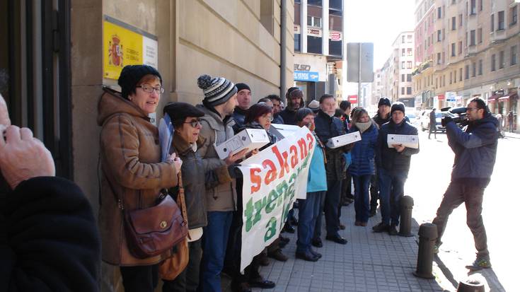 AHTaren aurkako 2.734 alegazio aurkeztu ditu Sakana Trenaren Alde plataformak