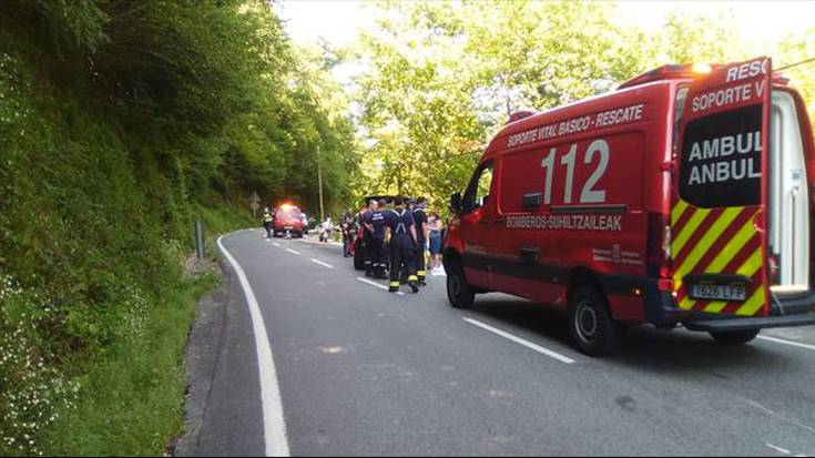 Motor gidari bat hil da Luzaiden izandako istripu batean