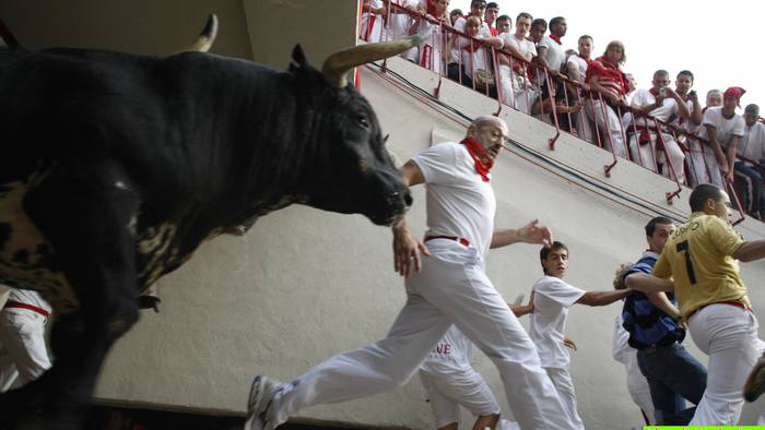 Julen Madina entzierroko korrikalaria hil da, olatu batek jota