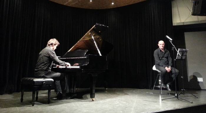 Gaur arratsaldean, Andoni Egaña, pianoren konpasean