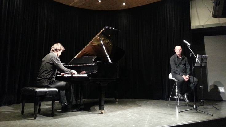 Gaur arratsaldean, Andoni Egaña, pianoren konpasean